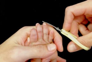 赤ちゃんの爪の切り方のコツや切る頻度とタイミング~切らないリスクと私の体験談
